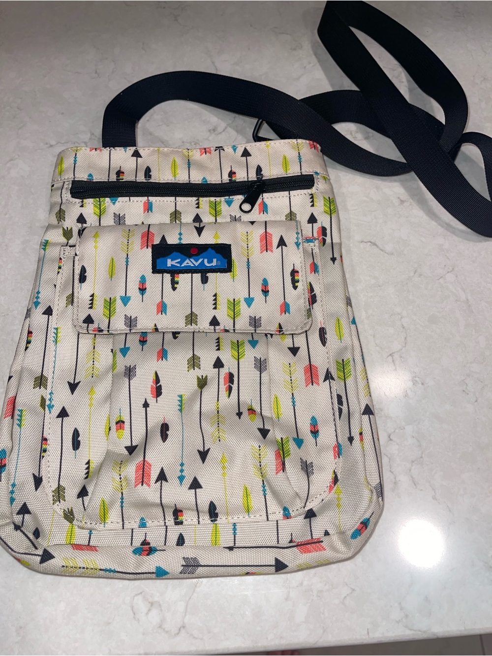 KAVU Arrow Print Crossbody Bag - Cream with Multicolor Arrows